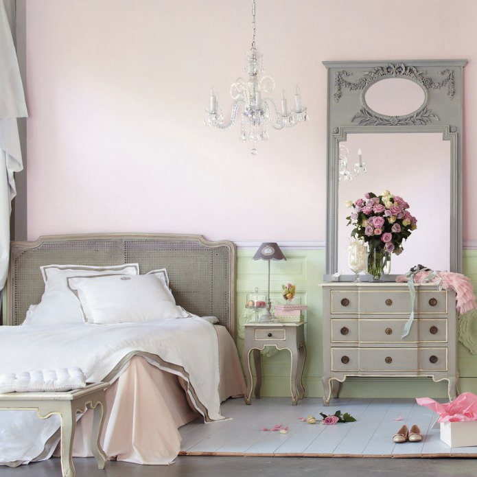 interno camera da letto in colori pastello