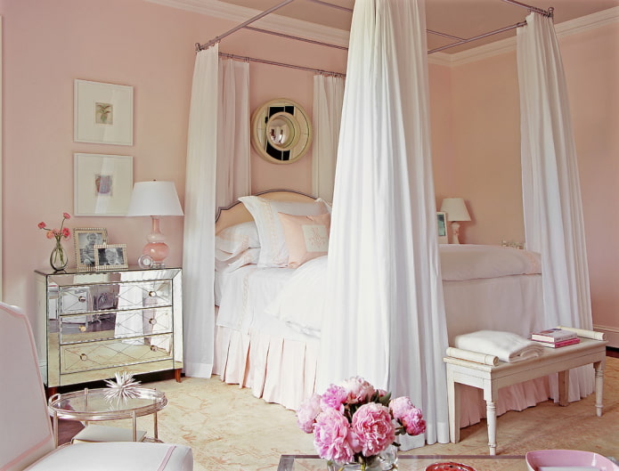 biała i brzoskwiniowa sypialnia