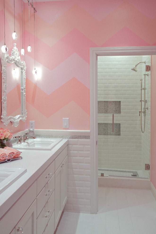 vaaleanpunainen väri kylpyhuoneessa