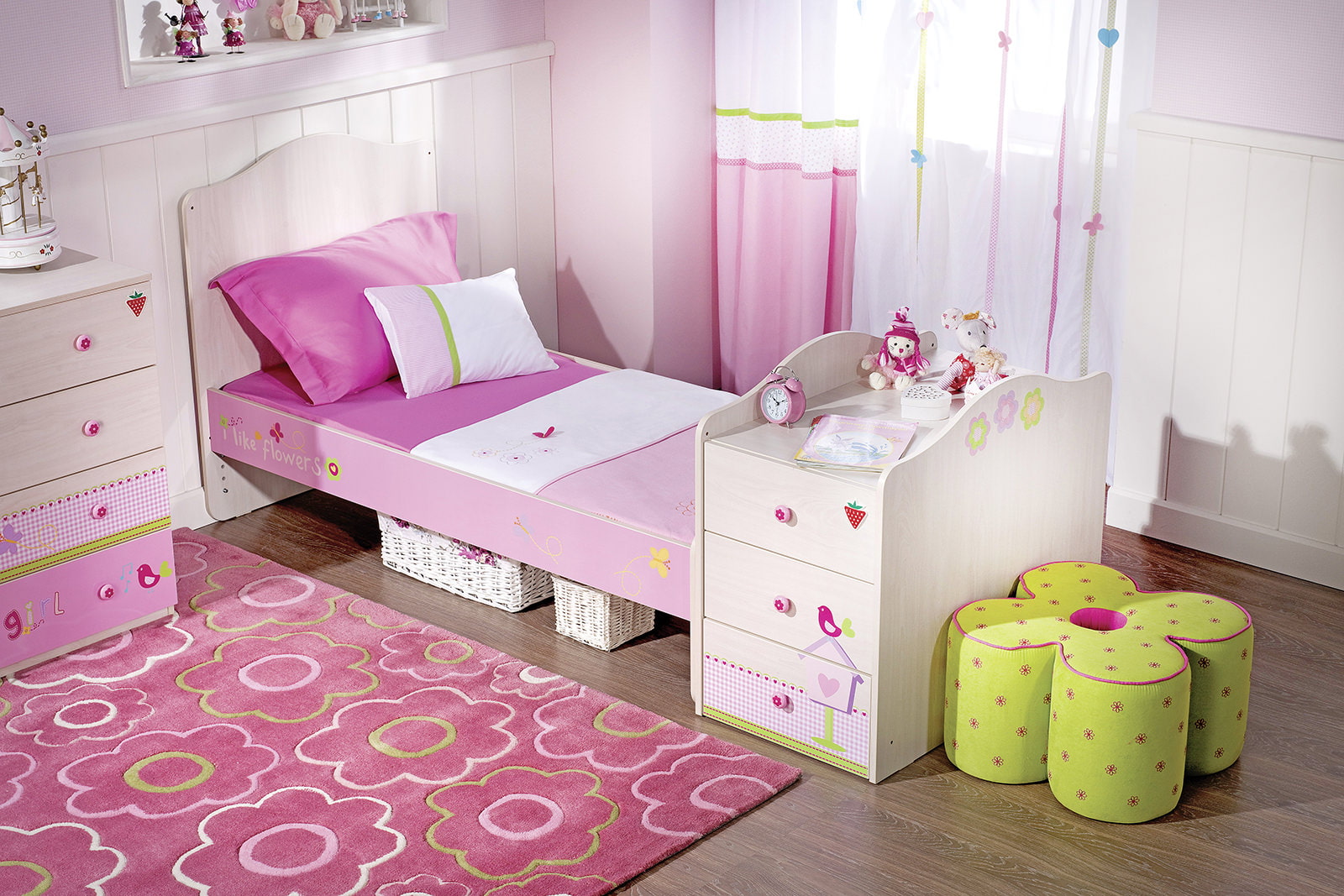 детска стая в розови цветове