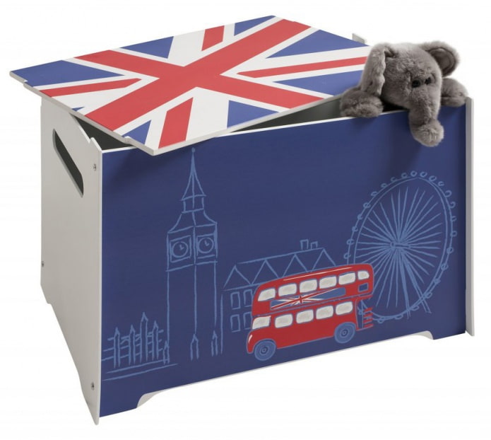 İngiliz tarzı çocuk odasında oyuncaklar için kutu