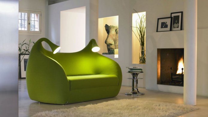 sofá inusual en la sala de estar en colores verdes