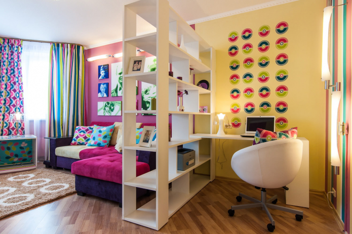 Žluto-růžový obývací pokoj