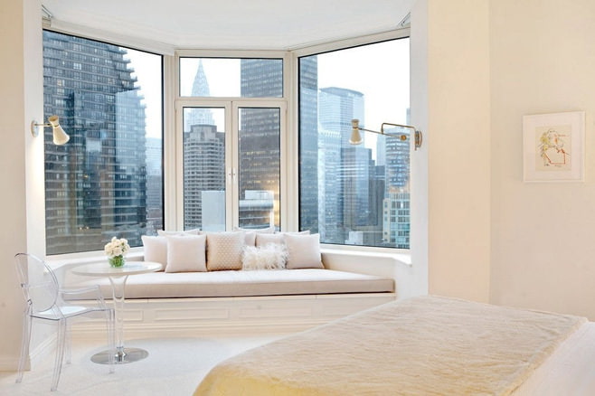 design de sala de estar com janela de sacada