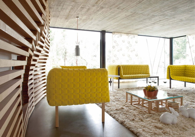 Foto de una sala de estar en amarillo
