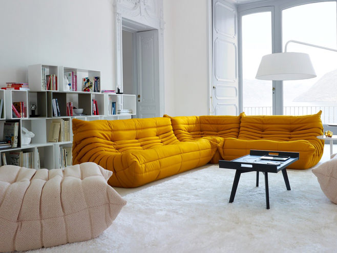 Fotografie z obývacího pokoje ve žluté barvě