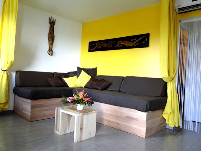 Foto af en stue i gult