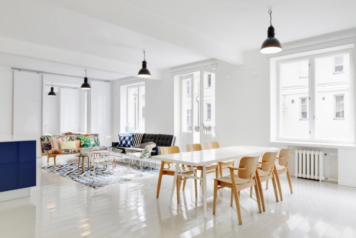 hvitt blankt gulv i skandinavisk stildesign