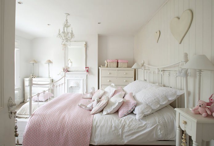 różowo-biała sypialnia
