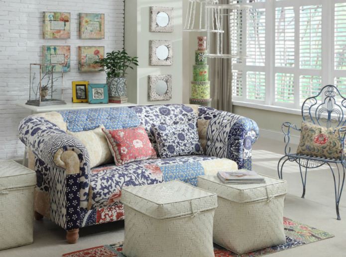patchwork stílusú kanapé a belső terekben