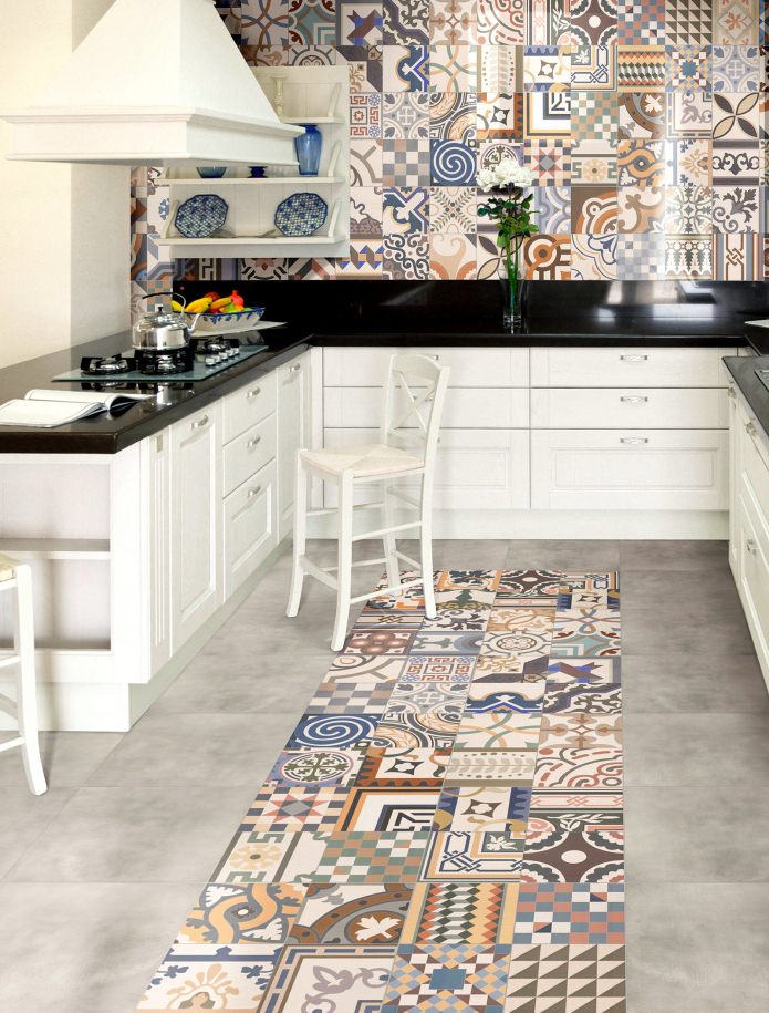 pavimento e pareti in una cucina in stile patchwork