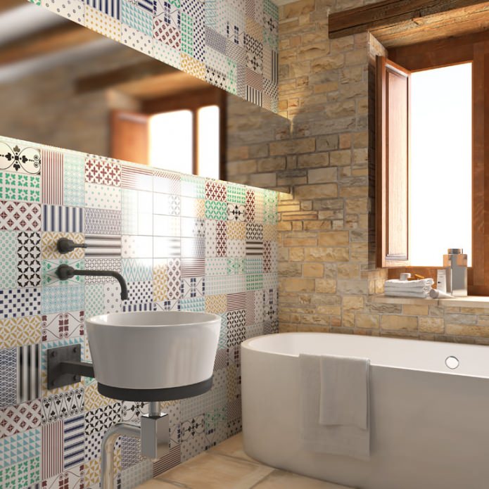 murs dans la salle de bain dans le style de patchwork à l'intérieur