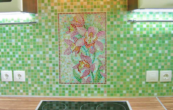tablier de cuisine en mosaïque avec des fleurs