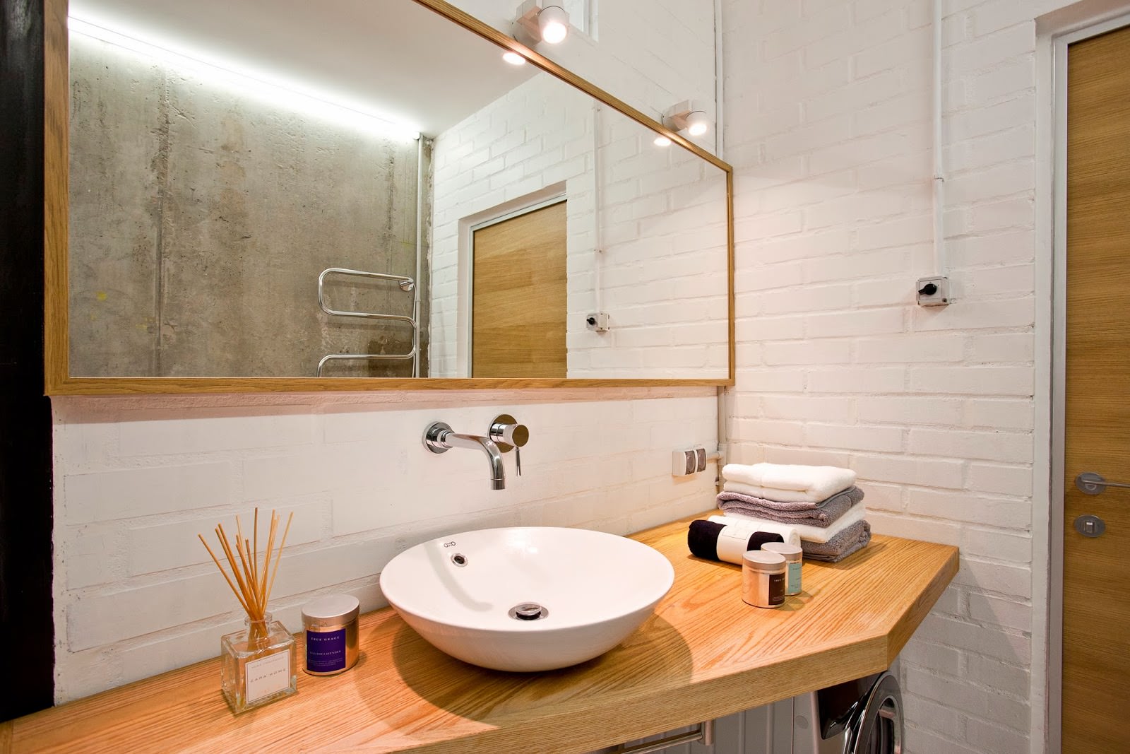 Yaratıcı bir dairenin iç kısmında beton: banyo