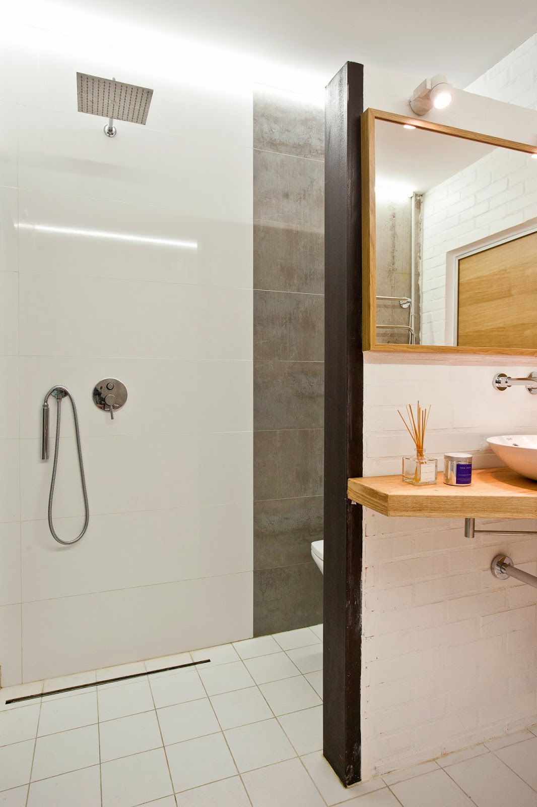 Calcestruzzo all'interno di un appartamento creativo: il bagno