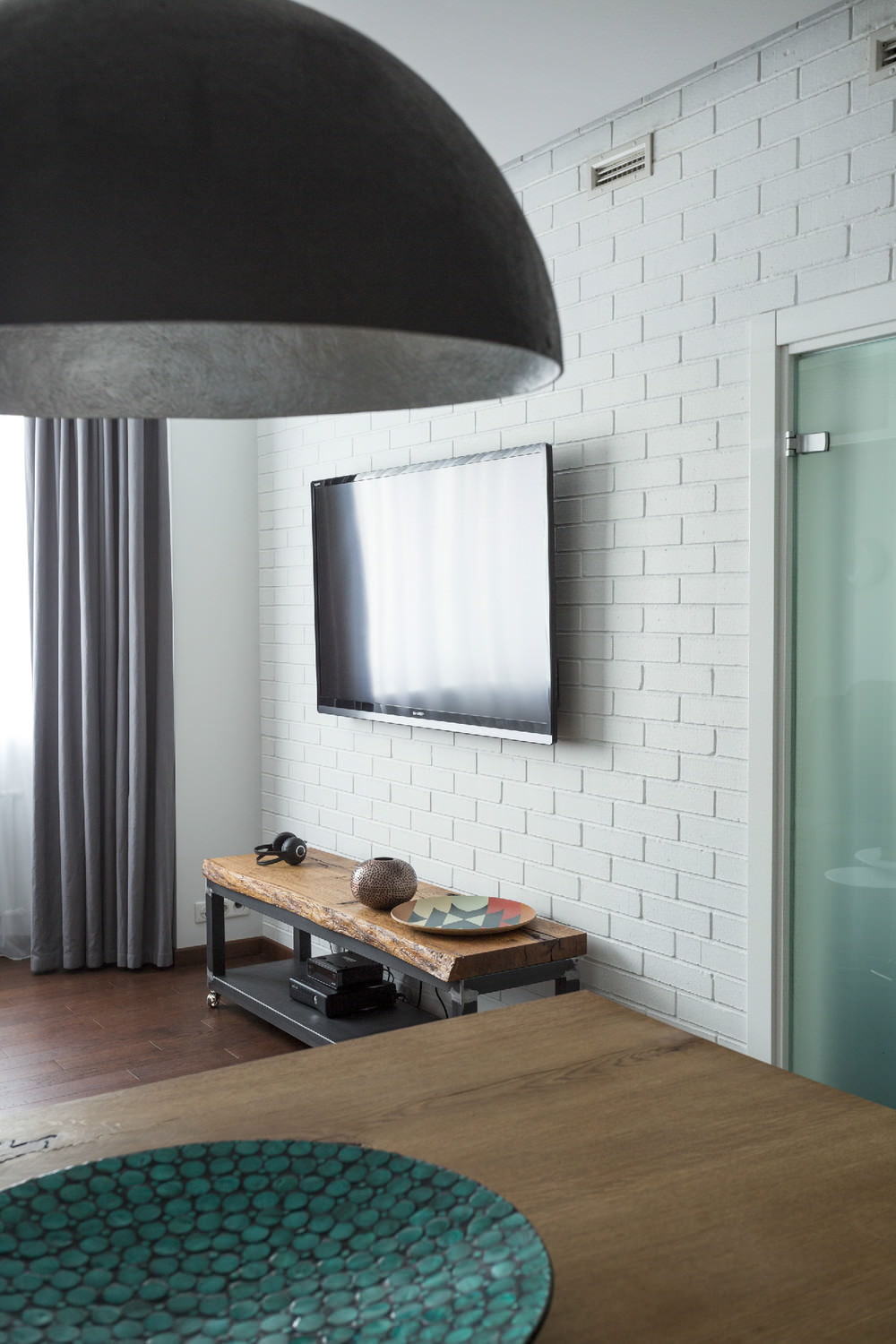 TV v designu dvoupokojového bytu o rozloze 43 metrů čtverečních. m