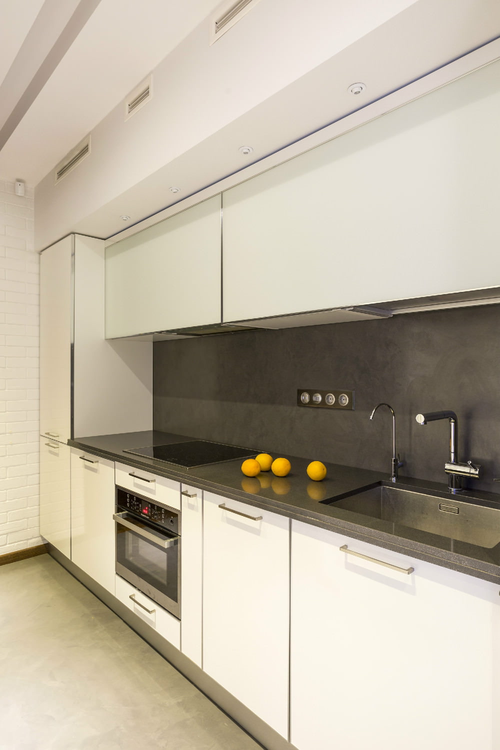 Kjøkken i utforming av en to-roms leilighet på 43 kvadratmeter. m.