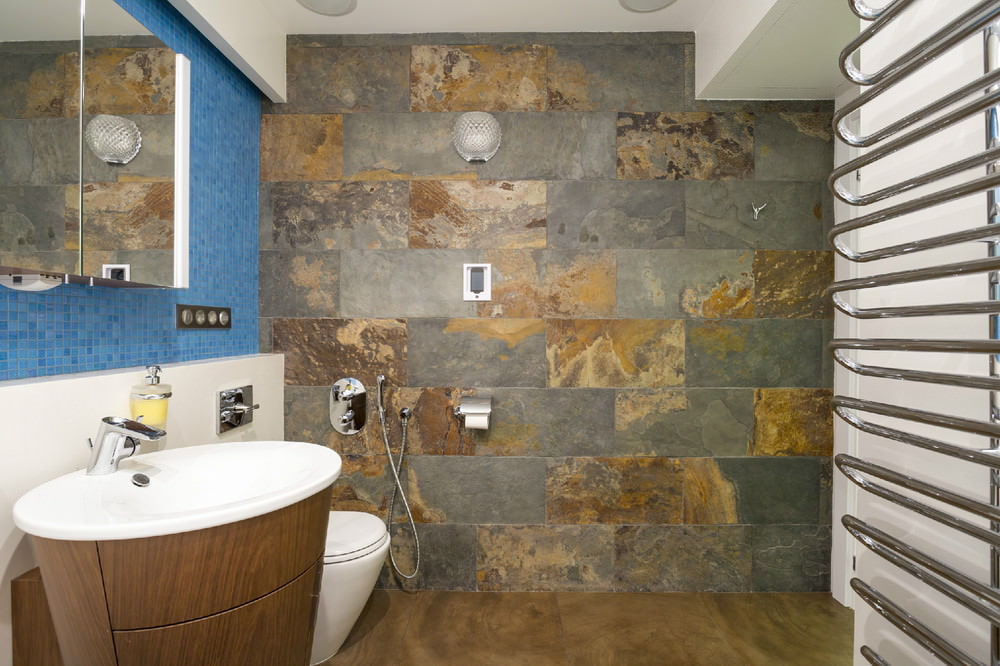 Vannas istaba ir projektēta divistabu dzīvoklī 43 kvadrātmetru platībā. m
