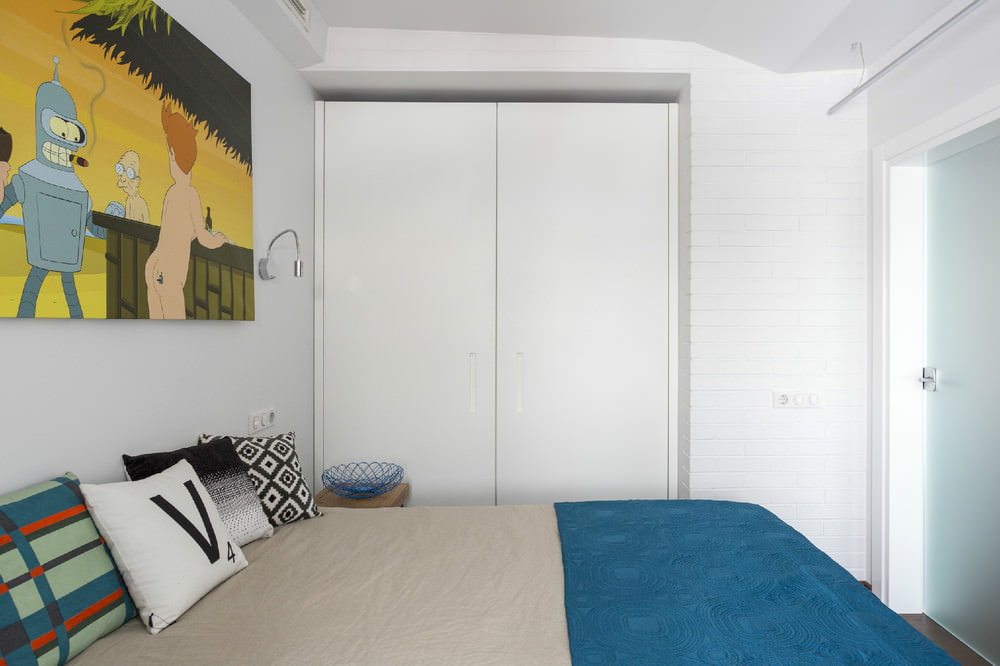 Guļamistaba divu istabu dzīvokļa projektēšanā 43 kvadrātmetru platībā. m