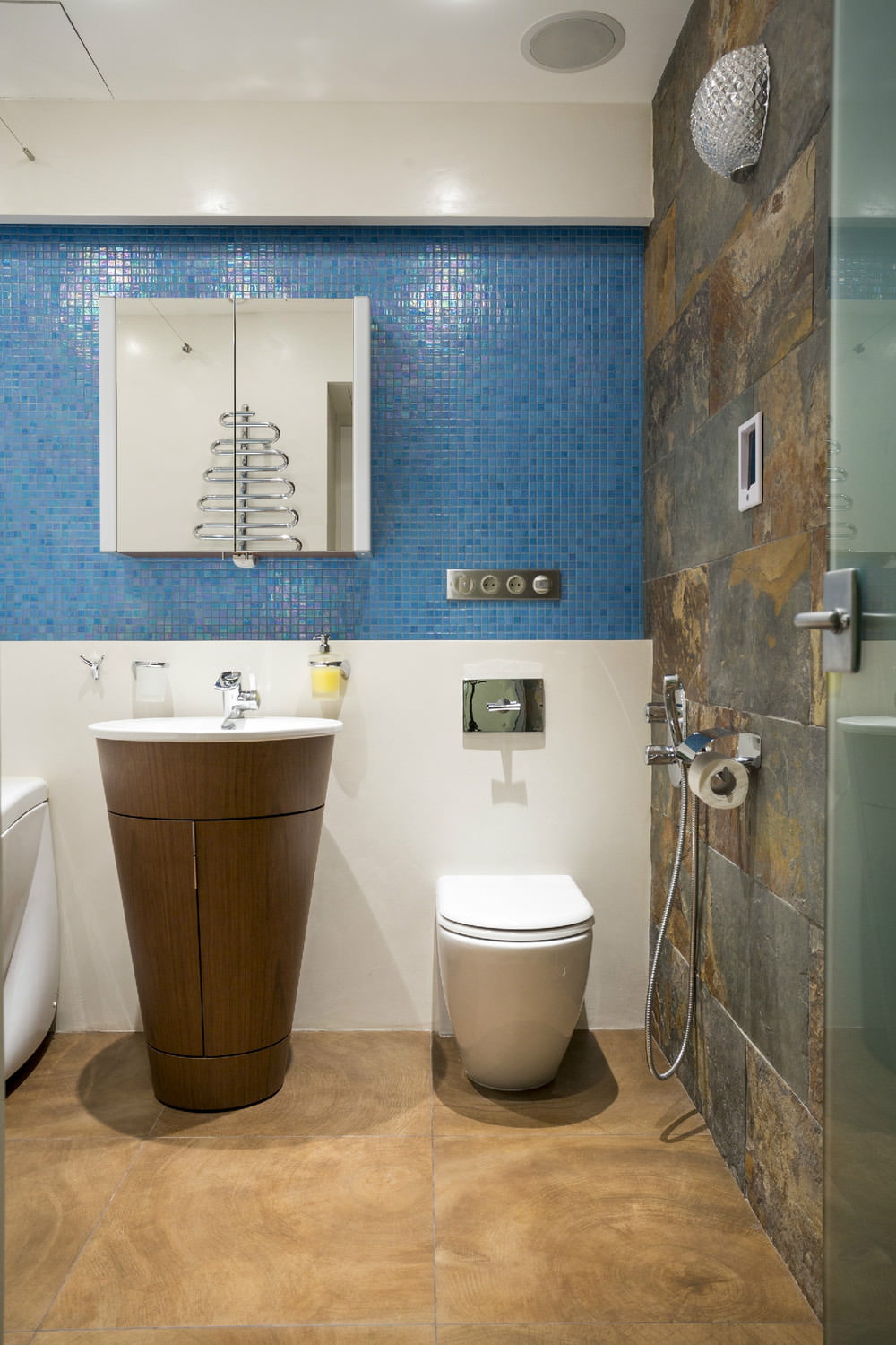 Μπάνιο στο σχεδιασμό ενός διαμερίσματος δύο δωματίων 43 τετραγωνικών μέτρων. m