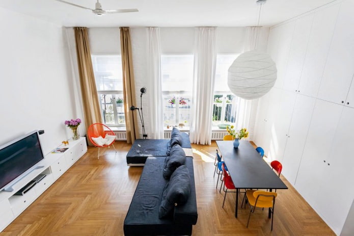 l'intérieur de l'appartement est de 64 m². m. avec de hauts plafonds
