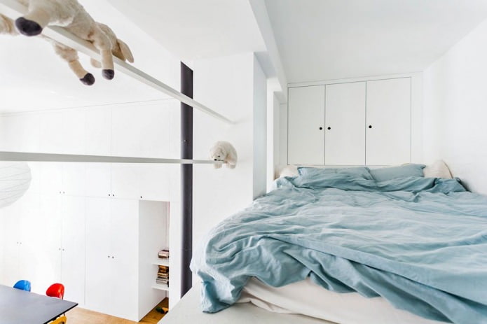 ห้องนอนในระดับที่สองในการตกแต่งภายในของพาร์ทเมนต์คือ 64 ตารางเมตร ม.