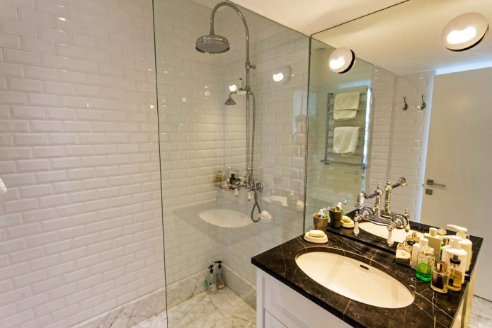 Die Dusche im Inneren der Wohnung ist 64 Quadratmeter groß. m