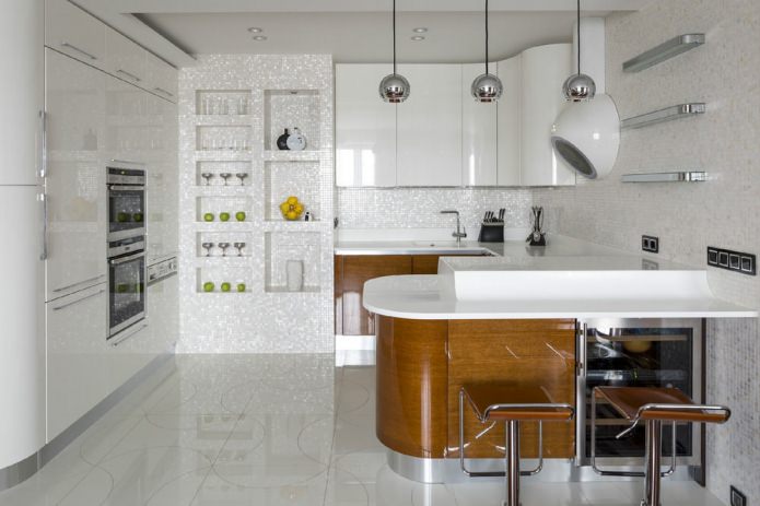 Küche mit glänzenden Elementen.