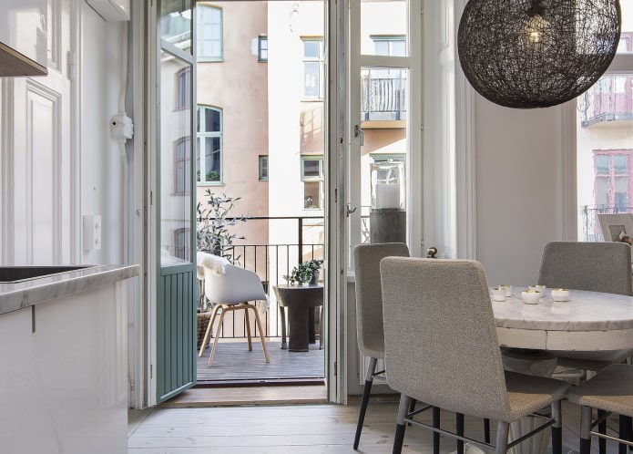 balkons zviedru interjerā studijas tipa dzīvoklī 34 kv. m