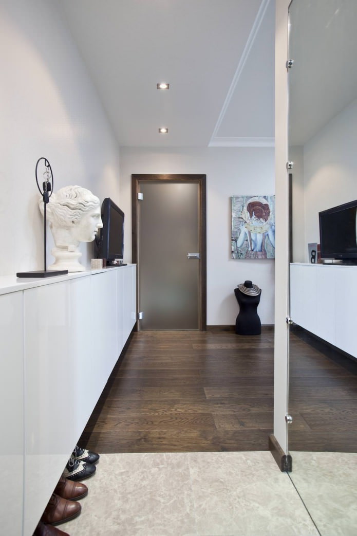 Plaster bust and a picture in a narrow corridor