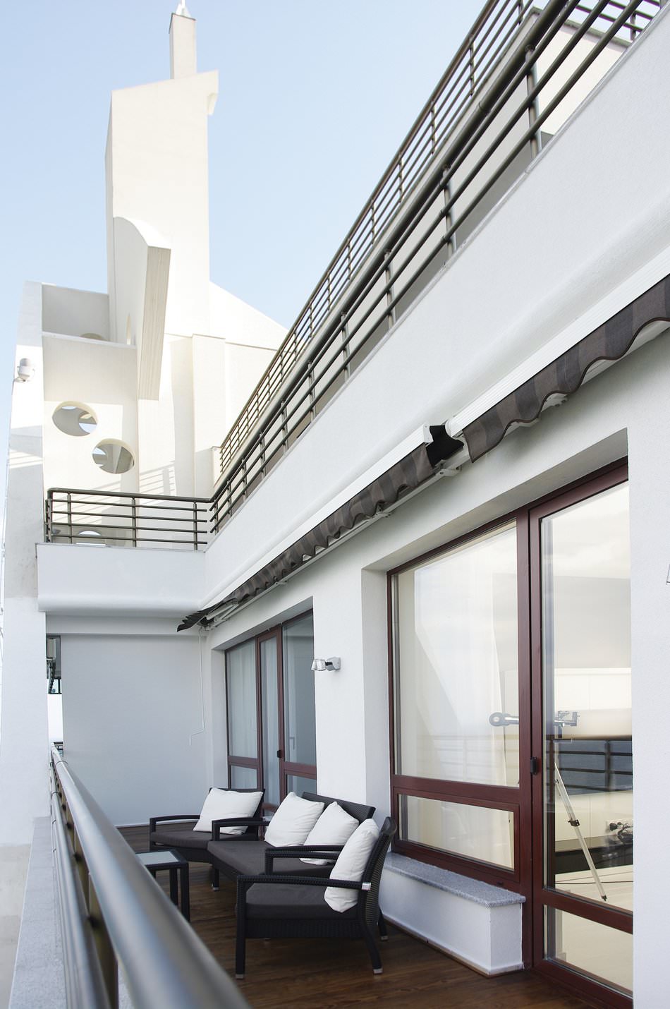 Модерен интериорен дизайн на апартамент в стила на минимализма