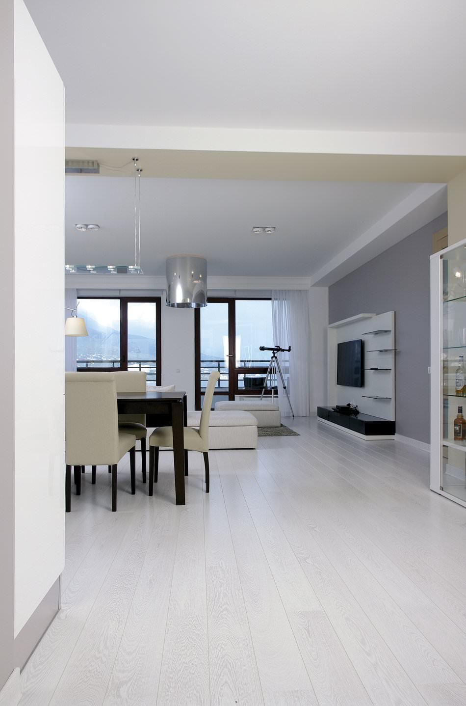 Interior design moderno di un appartamento nello stile del minimalismo