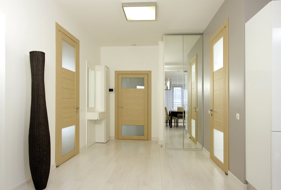 Interior design moderno di un appartamento nello stile del minimalismo