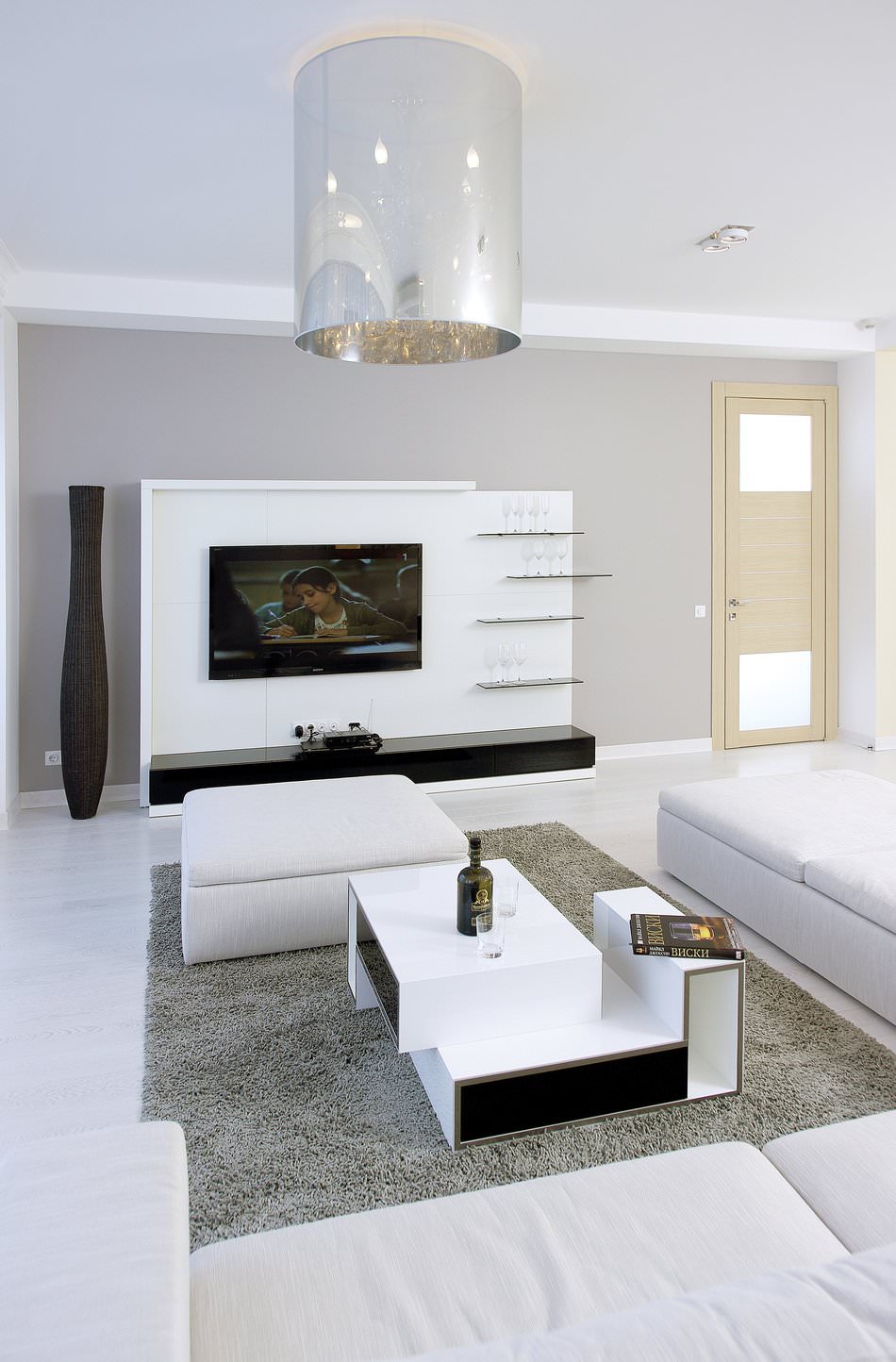 Huoneiston moderni sisustus minimalistiseen tyyliin