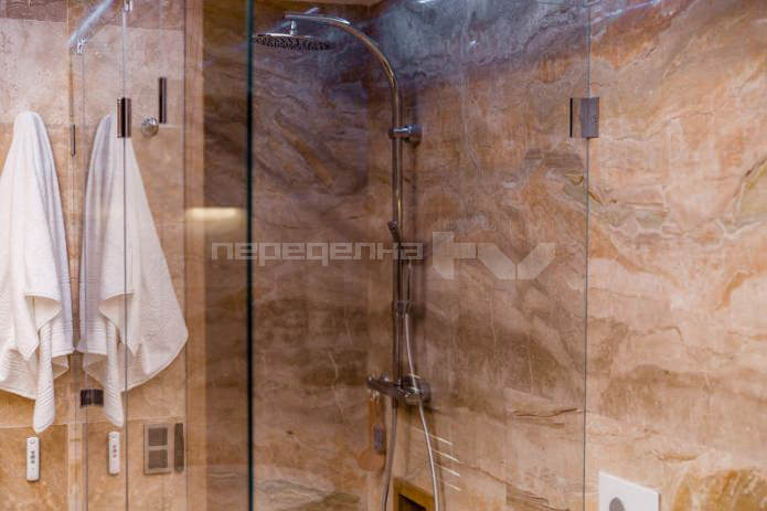 Sprchovací kabina v koupelně 12m2. m