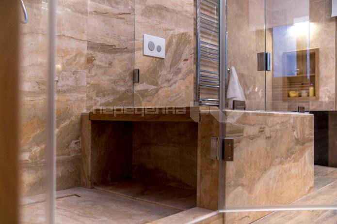 sol en marbre dans la douche