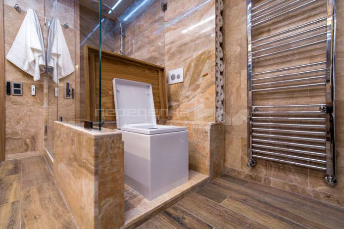rektangulært toalett i utformingen av et stort bad
