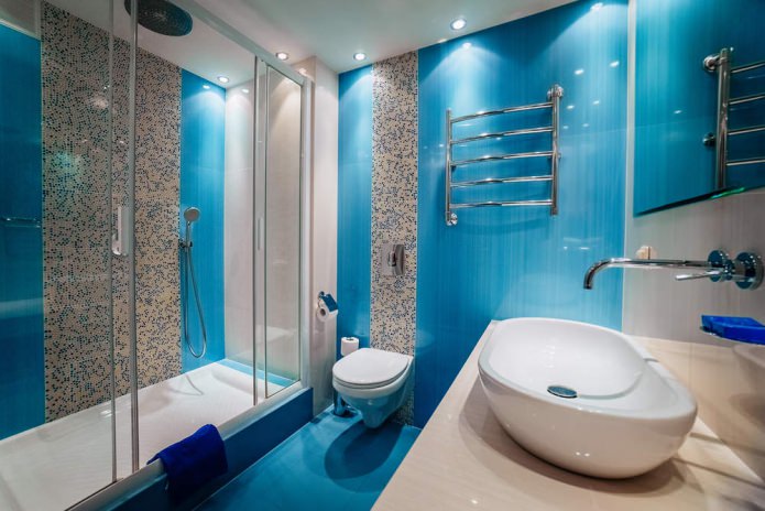 Šťavnatý odtieň modrej v interiéri kúpeľne
