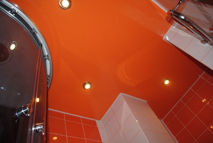 plafond tendu dans la conception de la salle de bain orange