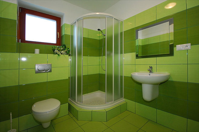 ภาพถ่ายของห้องน้ำสีเขียว
