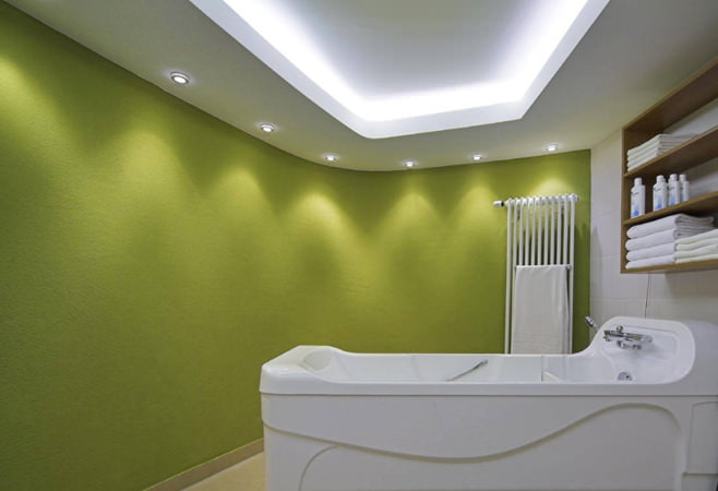 Foto af et grønt badeværelse