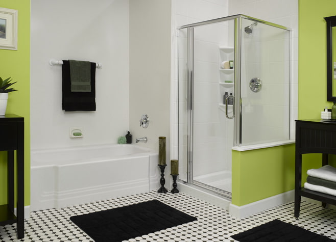 Foto av ett grönt badrum