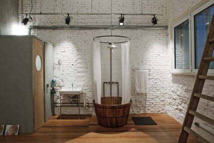 santechnika vonios kambaryje palėpės stiliaus