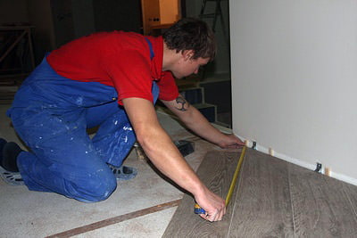 memasang laminate flooring