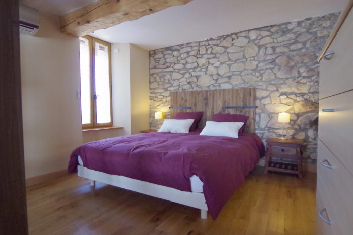 Decorative stone in the bedroom: features, photo