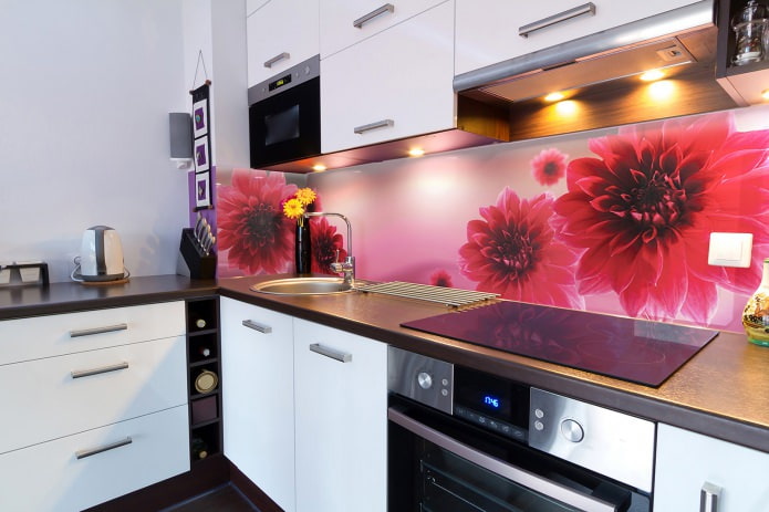 Küchenschürze mit Blumen: Designmerkmale, Arten von Materialien