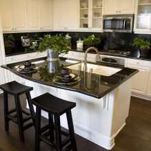 Conception d'une cuisine blanche avec un comptoir noir: 80 meilleures idées, photos à l'intérieur-2
