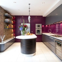 Violetinė virtuvės komplektas: dizainas, deriniai, stiliaus pasirinkimas, tapetai ir užuolaidos-2