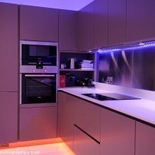 Violet suite v kuchyni: design, kombinace, výběr stylu, tapety a záclony-17