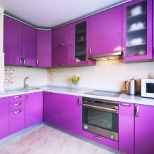Violetinė virtuvės komplektas: dizainas, deriniai, stiliaus pasirinkimas, tapetai ir užuolaidos-1